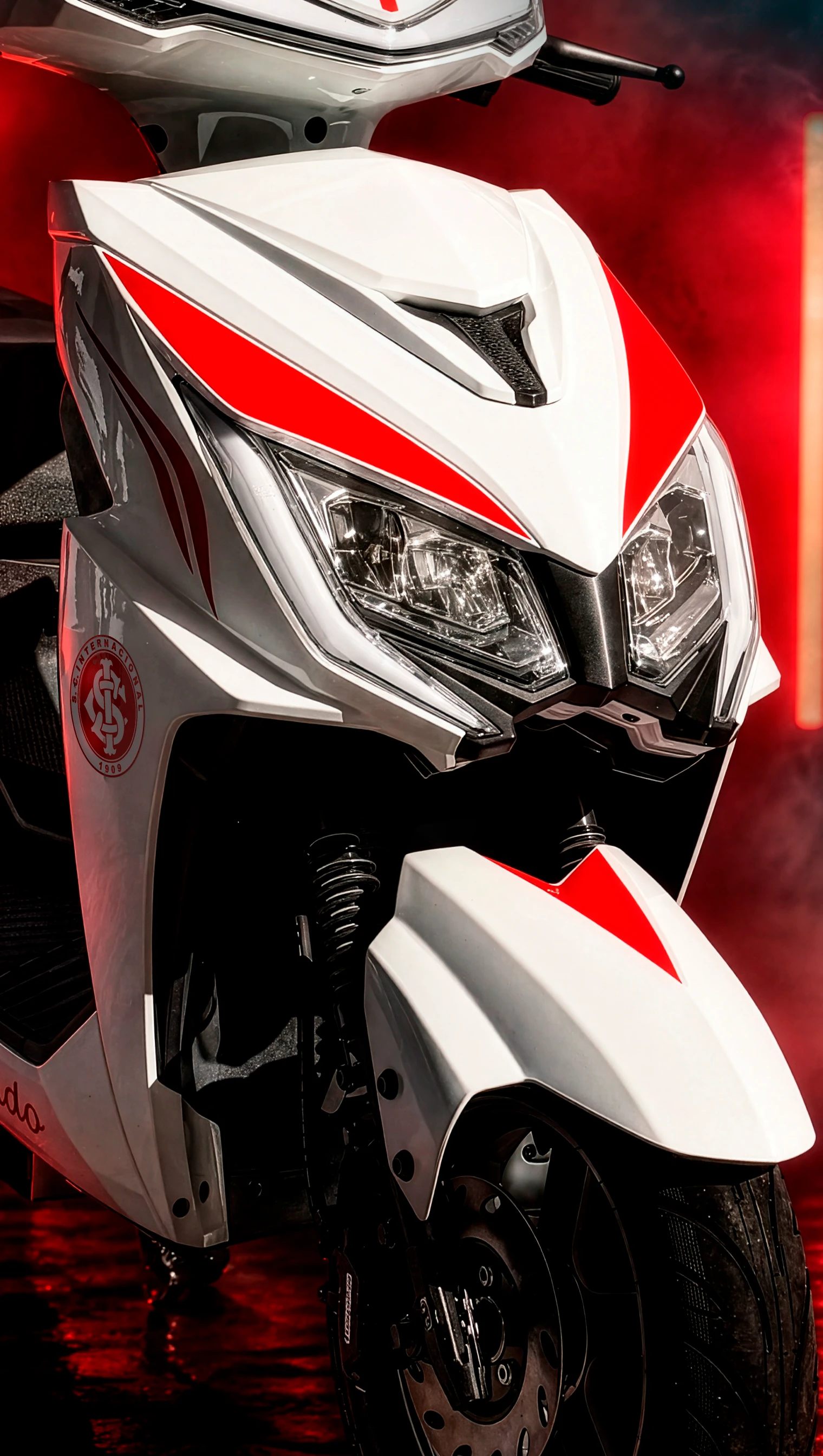 Frente da scooter com farol full-LED e o número 1909