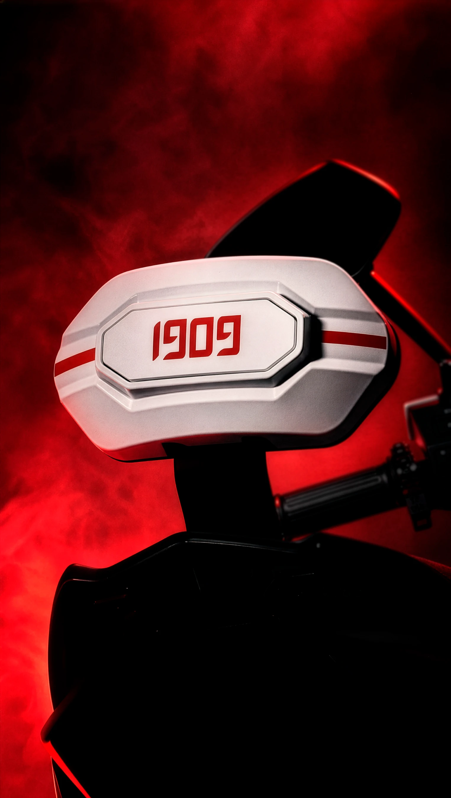 Painel e retrovisor da scooter com o número 1909 em destaque
